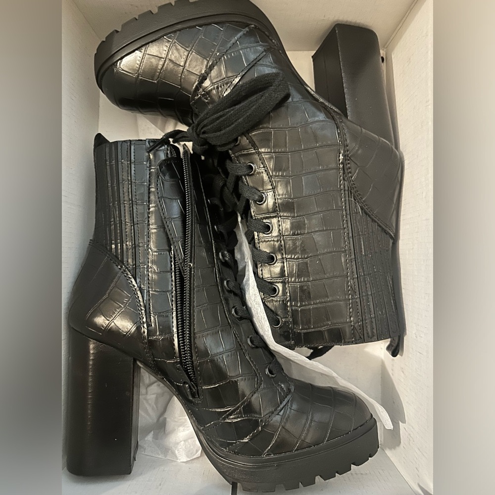 Platform black croc Steve Madden boot